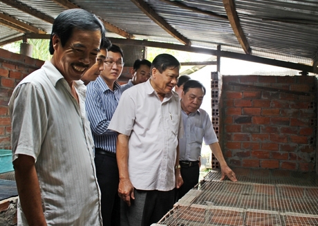 Đoàn nghe chia sẻ về kinh nghiệm nuôi chồn hương.