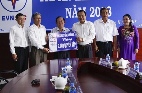 Ông Nguyễn Văn Hợp (thứ ba từ phải qua) trao biển tượng trưng cho Hội khuyến học Khối cơ quan tỉnh Vĩnh Long.