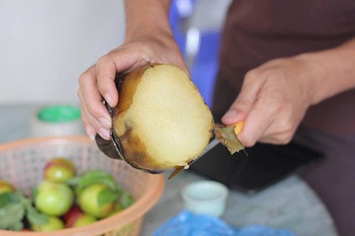 Chị Nguyễn Thanh Huệ - một tiểu thương chuyên thu mua loại khoai sâm đất Lào Cai cho biết, khoai sâm ăn ngọt mát, rất tốt cho sức khỏe: “Chúng có thể dùng để ăn sống hay chế biến thành nhiều món ăn như xào, nấu canh. Hay cũng có thể ép lấy nước dùng làm mặt nạ dưỡng da hay uống trực tiếp. Thậm chí có thể thái mỏng trộn nộm, ăn cuốn hoặc ngâm rượu đều rất đưa miệng”. (Ảnh: Dân Việt)