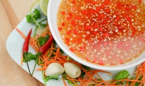 Chén nước sánh sệt có hòa lẫn chút mặn chút béo từ mắm và đậu phộng làm tôn lên hương vị cho những cuốn chả bình dân và phần nào giảm đi độ ngậy của dầu mỡ.