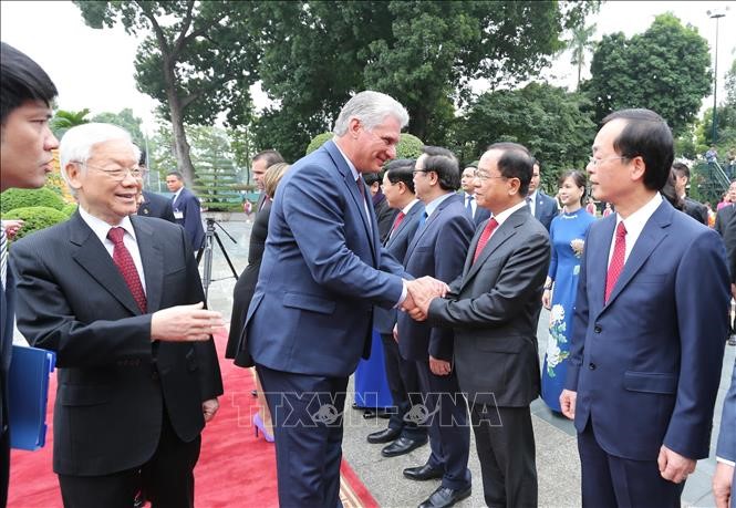 Tổng Bí thư, Chủ tịch nước Nguyễn Phú Trọng giới thiệu với Chủ tịch HĐNN và HĐBT Cuba Miguel Mario-Diáz Canel Bermúdez thành phần đại biểu chính thức của Việt Nam tham dự lễ đón. Ảnh: Trí Dũng - TTXVN