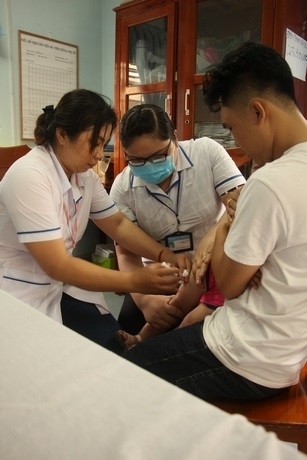 Tiêm mũi vắc xin phối hợp sởi- rubella (nhắc lại) khi trẻ 18 tháng tuổi.