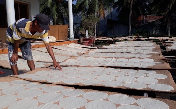 Nghề làm bánh phồng Sơn Đốc và bánh tráng Mỹ Lồng là nghề truyền thống lâu đời của người dân xứ dừa. (Ảnh minh họa: TTXVN)