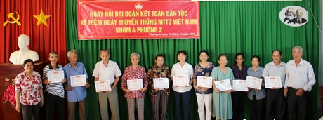Các hộ gia đình văn hóa tiêu biểu năm 2018 được tặng giấy khen của UBND Phường 2.