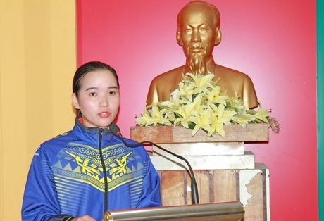 VĐV Nguyễn Thị Thanh Thảo (bắn cung) thay mặt các VĐV Vĩnh Long phát biểu tự tin, quyết tâm thi đấu.
