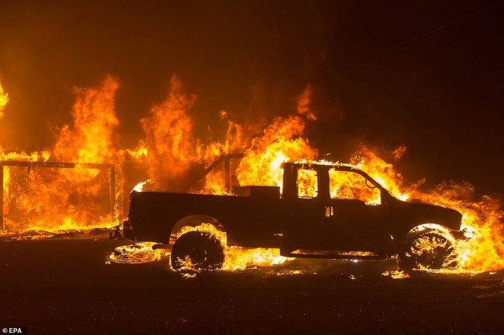 Cháy rừng bùng phát giữa lúc bang California đang có gió lớn, làm tăng nguy cơ cháy lan rộng với vận tốc cao. Ảnh: EPA.