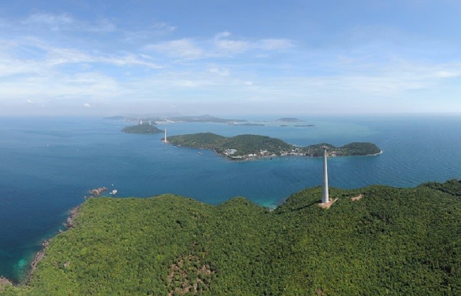 Hòn Thơm có diện tích 5,7 km2, thuộc quần đảo An Thới, nằm ở phía nam đảo Phú Quốc (Kiên Giang).