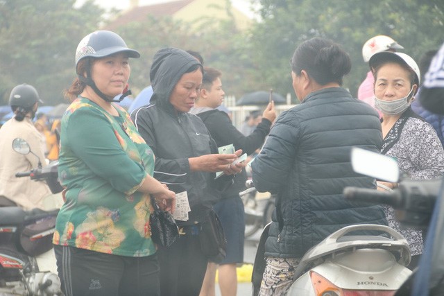 Cảnh cò vé thảnh thơi giao dịch vé trận Việt Nam -Malaysia kiếm lời trong sáng 11/11.