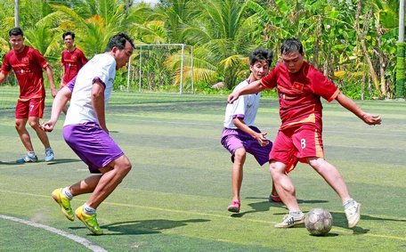 Pha tranh bóng trận chung kết nam, Trường THPT Lưu Văn Liệt (TP Vĩnh Long, áo trắng) thắng Bảo Việt 4-1.