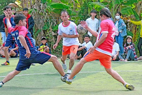 Pha tranh bóng trận tranh hạng ba nam Trường THPT Vĩnh Long (áo trắng) thắng Trường THPT Phú Quới 3-1.