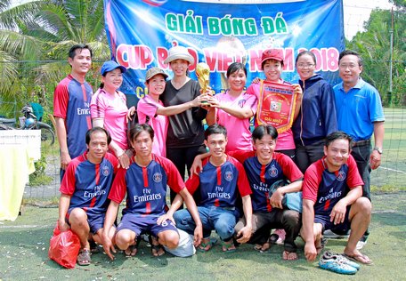 Các cầu thủ nam, nữ Trường THPT Phú Quới tại mùa giải 2018.
