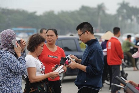 Phe vé công khai chào bán vé trận Việt Nam - Malaysia trước cổng SVĐ Mỹ Đình. Ảnh: S.T