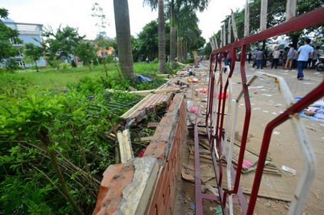 Người hâm mộ giận dữ đạp đổ tường trụ sở VFF năm 2014.
