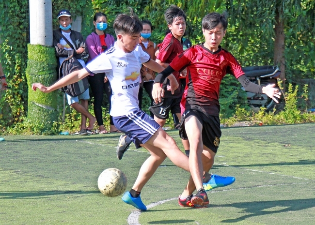 Pha tranh chấp khá quyết liệt trong trận đấu tranh hạng ba của khối lớp 12.