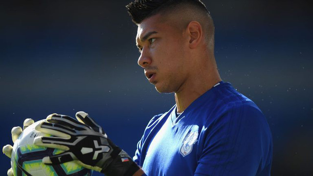 1. Neil Etheridge – 3,5 triệu euro (Philippines/Cardiff City - Anh)     Neil Etheridge đang là thủ môn số 1 của CLB Cardiff City thi đấu ở Premier League. Anh được định giá 3,5 triệu euro. Người gác đền này cũng là cầu thủ duy nhất có mức giá trên 1 triệu euro ở AFF Cup 2018. Thực tế, giá chuyển nhượng của Neil Etheridge có thể cao hơn thế (nếu CLB Cardiff City chấp nhận bán). Ở trận đấu với Singapore vừa qua, Neil Etheridge đã cho thấy được đẳng cấp của mình khi có những pha xử lý chắc chắn.