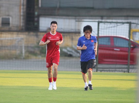 Bác sĩ Choi Ju Young theo sát, chăm sóc chấn thương cho Huy Hùng