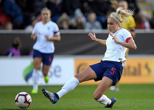 Thủ quân Man City Steph Houghton cũng là đội trưởng tuyển Anh