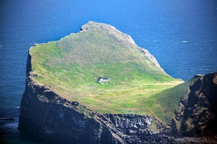 Vestmannaeyjar, Iceland, nằm dọc theo bờ biển phía nam đất nước, quần đảo này khá đẹp, chỉ có khoảng 4.000 người sinh sống.