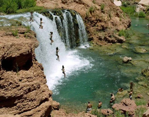 Supai, Arizona, là thị trấn bị cô lập nhất trong lãnh thổ Mỹ. Không có con đường trải nhựa nào dẫn vào thị trấn, người ta phải đi trực thăng hoặc dùng con la. Thư cho 200 cư dân cũng được những con la vận chuyển.