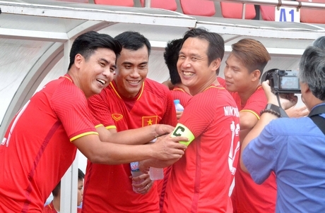 Các cựu binh ngày nào trao chiếc băng đội trưởng cho Minh Phương.