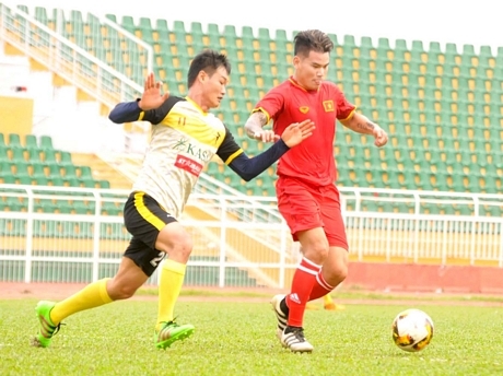 Pha đi bóng của cầu thủ hậu vệ Huỳnh Quang Thanh (áo đỏ).