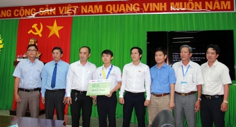 Nguyễn Tấn Toàn nhận tiền hỗ trợ từ chương trình.