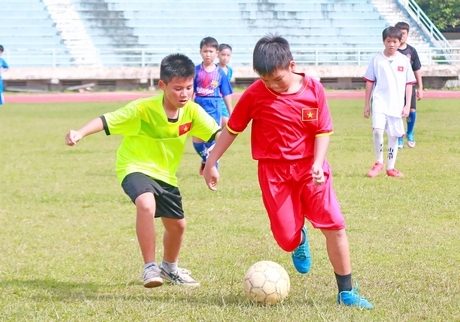 Bóng đá trẻ 2018- một trong những môn thi đấu đang được chú ý ở Vĩnh Long hiện nay.
