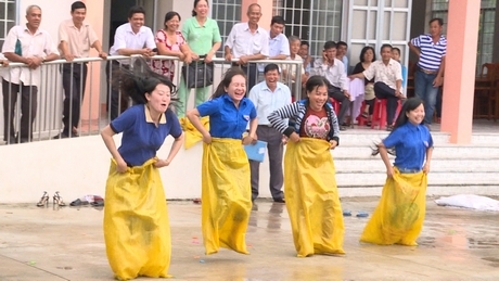 Người dân tham gia các trò chơi dân gian.