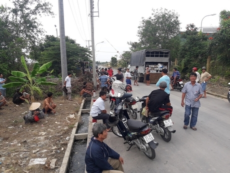 Hàng chục người dân ngăn xe chở bình ac-quy phế thải vào gần khu vực Công ty Khang Thiên Phát, bên trong bãi rác Hòa Phú.