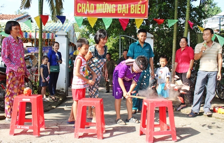 Ngày hội khá vui nhộn với trò chơi dân gian.  