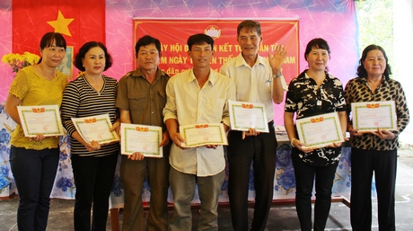 Các hộ đạt danh hiệu “gia đình học tập năm” 2018 được tặng giấy khen của UBND xã.