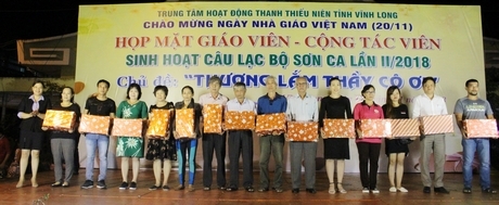 Các thầy cô giáo của CLB, các khoa, các lớp đang tham gia giảng dạy tại Trung tâm Hoạt động Thanh thiếu niên nhận quà tri ân nhân ngày Nhà giáo.