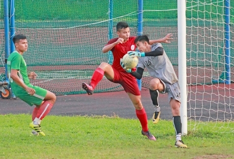 TM Văn Huyền (Vĩnh Long) bắt bóng trước pha tấn công của Thế Vinh (TP Hồ Chí Minh).
