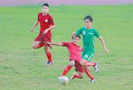 Tự Nhân (Vĩnh Long, áo xanh) thoát qua hậu vệ đội TP Hồ Chí Minh.