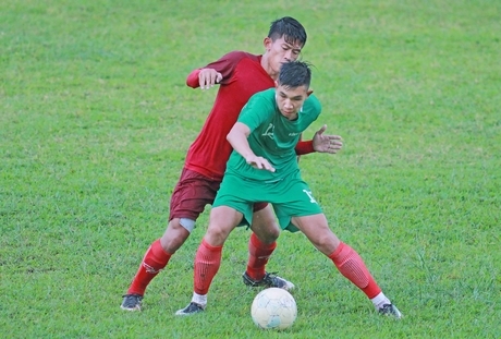 Thành Khang (Vĩnh Long, áo xanh) trước hậu vệ đội TP Hồ Chí Minh.