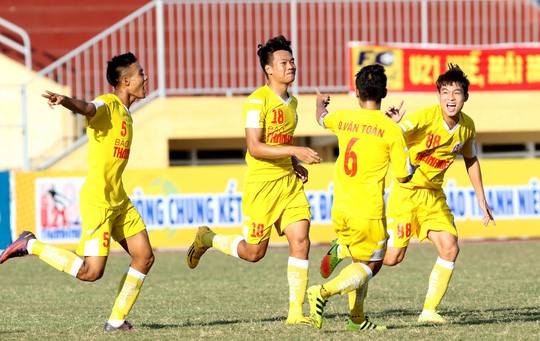 Nguyễn Thành Chung (số 18) ghi bàn thắng duy nhất trong trận chung kết