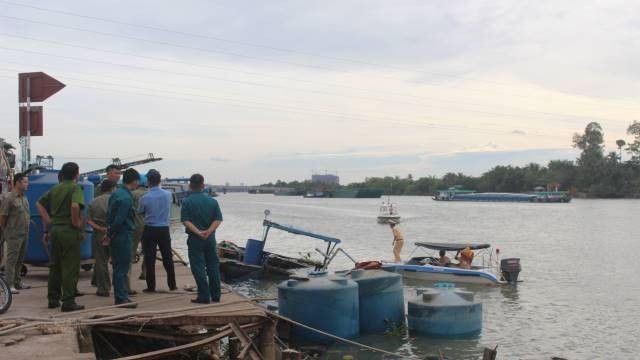 Lực lượng chức năng tỉnh Đồng Nai có mặt tại hiện trường điều tra nguyên nhân sự cố.