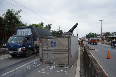 Xe tải đâm gãy dãy phân cách, quay ngược chiều.