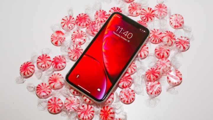 iPhone XR không hẳn được coi là flagship của Apple, nhưng nó lại là chiếc smartphone đáng chú ý nhất trong 3 sản phẩm ra mắt mới nhất của hãng, với màu sắc phong phú và nhiều tính năng xuất sắc.