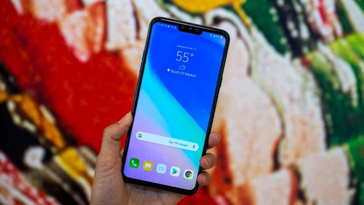 LG V40 ThinQ cung cấp nhiều tùy chọn chụp ảnh với màn hình 6,4 inch, thiết kế chống nước và giắc cắm tai nghe.