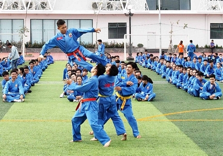 Màn đồng diễn chân tấn công.