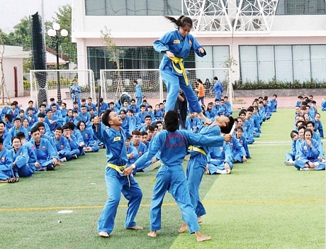 Màn đồng diễn chân tấn công của nữ.