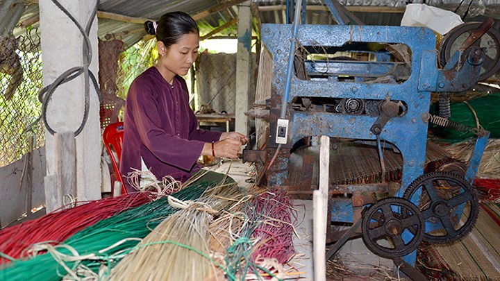 Chị Phạm Thị Thanh Nhàn thôi không làm công nhân để giữ gìn nghề dệt chiếu.