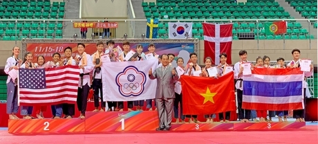 Các VĐV Việt Nam mang về huy chương đồng nội dung quyền sáng tạo đồng đội.