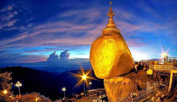  Hòn đá này có tên là Golden rock, nhìn từ xa trông nó như đang sắp rơi xuống, nhưng nó vẫn đứng vững suốt hàng nghìn năm qua. Điều đáng nói là điểm tiếp xúc với hòn đá chỉ vỏn vẹn có 78cm, trong khi hòn đá thì cao gần 7m với kích thước rất to.