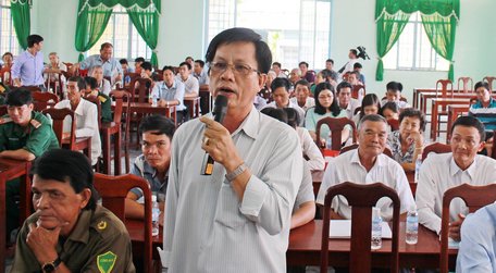 Cử tri xã Thành Lợi gửi gắm kiến nghị đến Đoàn Đại biểu Quốc hội.