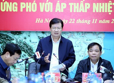 Phó Thủ tướng Trịnh Đình Dũng Chủ tịch Ủy ban quốc gia Ứng phó sự cố, thiên tai và Tìm kiếm cứu nạn phát biểu chỉ đạo Hội nghị. (Ảnh: Danh Lam/TTXVN)