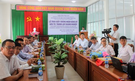 Lãnh đạo tỉnh và các nhà đầu tư tham gia lễ trao giấy chứng nhận đăng ký đầu tư.