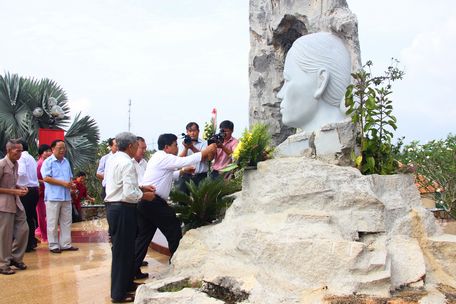 Các đại biểu dâng hương Bia Nam kỳ Khởi nghĩa và tượng đồng chí Nguyễn Thị Hồng.