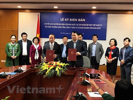 Lễ chuyển giao quyền đại diện vốn nhà nước tại Vinatex từ Bộ Công Thương về SCIC. (Ảnh: Đức Duy/Vietnam+)